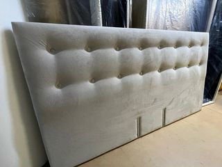 Cabecero capitoné beige en tela terciopelo gris