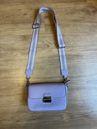 Bolso lila con correa de rayas