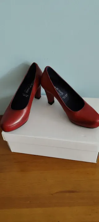 Zapatos de tacón rojos