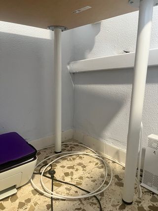 Mesa de escritorio blanca de madera