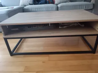 Mesa centro madera y negra.Falta tablilla delanter