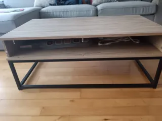 Mesa centro madera y negra.Falta tablilla delanter