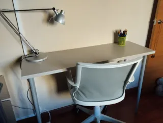 Sillón de oficina gris y blanco