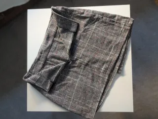 Falda de cuadros gris y roja