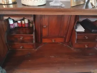 Escritorio de madera antiguo