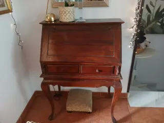 Escritorio de madera antiguo