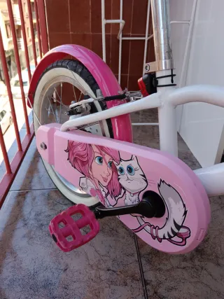 Bicicleta niña B'TWIN rosa y blanca. 16 pulgadas.