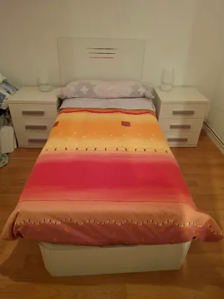 Cama completa con canapé, colchón y mesita