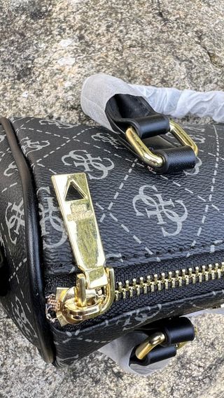 Bolso Guess Negro y Dorado