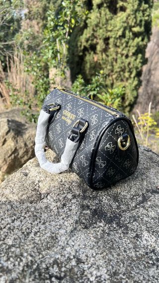 Bolso Guess Negro y Dorado
