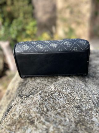 Bolso Guess Negro y Dorado
