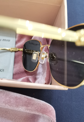 Gafas de sol Miu Miu doradas Como nuevas