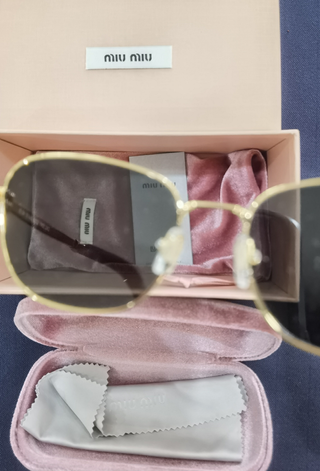 Gafas de sol Miu Miu doradas Como nuevas
