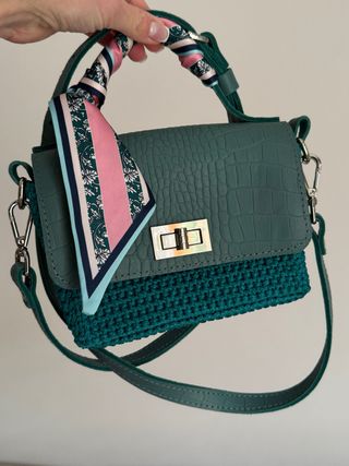 Bolso de mano verde con detalle tejido
