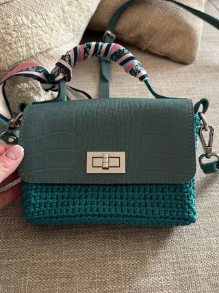 Bolso de mano verde con detalle tejido
