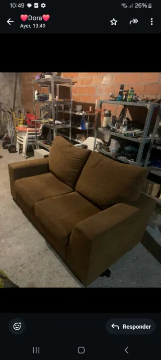 Sofá de tela marrón
