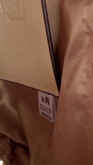 Bolsa de mano Coach beige y dorada