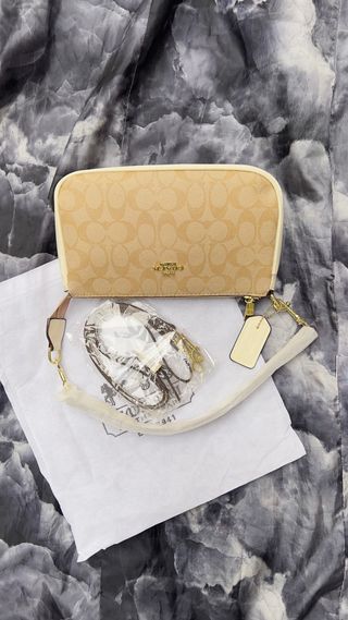Bolsa de mano Coach beige y dorada