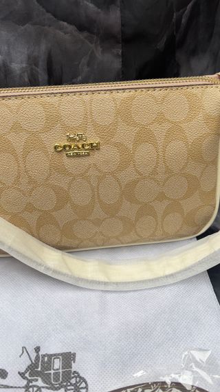 Bolsa de mano Coach beige y dorada