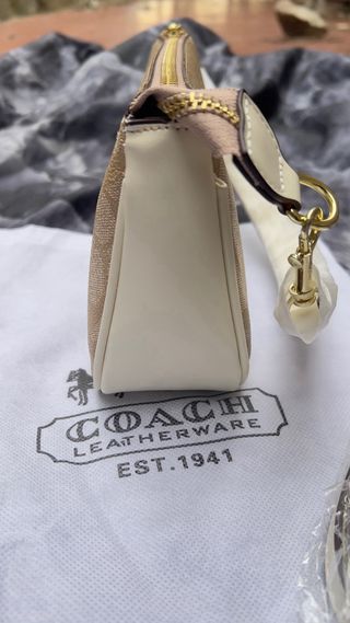 Bolsa de mano Coach beige y dorada