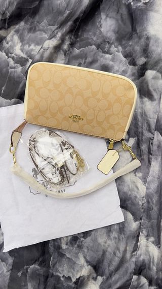 Bolsa de mano Coach beige y dorada