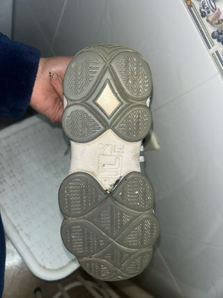 Tenis Fila Blancos y Grises