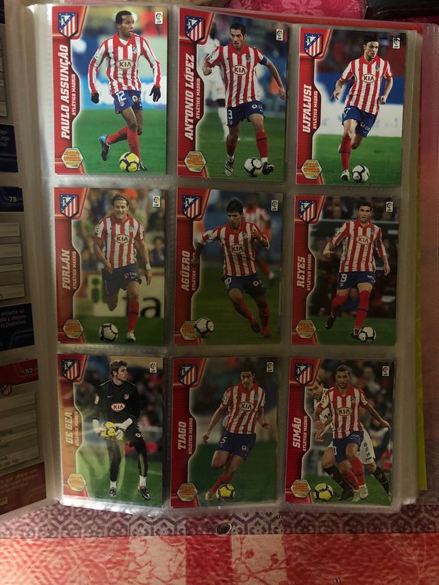 Álbum cromos 405 cartas fútbol + 30 cartas Pokémon