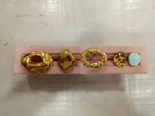Anillos dorados y azul
