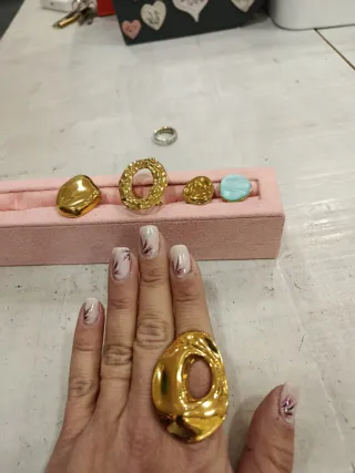 Anillos dorados y azul