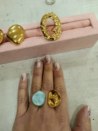 Anillos dorados y azul