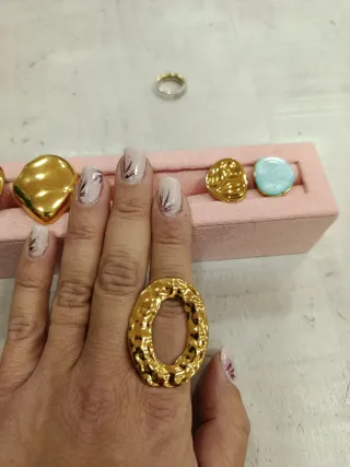 Anillos dorados y azul