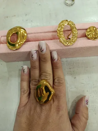 Anillos dorados y azul