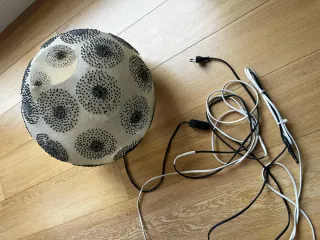 Lámpara de pie de la marca Juva.