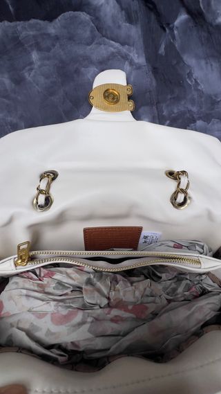 Bolso Coach Blanco con Cadena Dorada