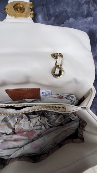 Bolso Coach Blanco con Cadena Dorada