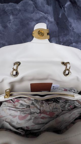 Bolso Coach Blanco con Cadena Dorada