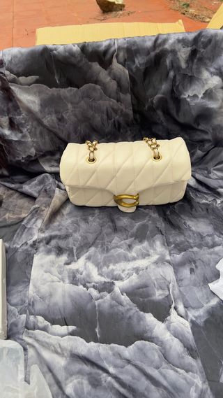 Bolso Coach Blanco con Cadena Dorada