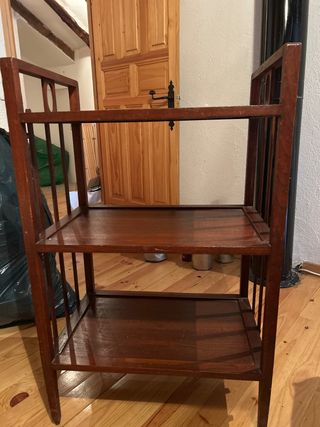 Estantería de madera antigua