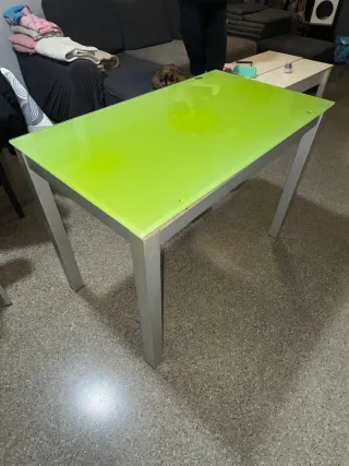 Mesa de cristal verde
