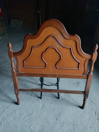 Dos cabeceros de cama de madera