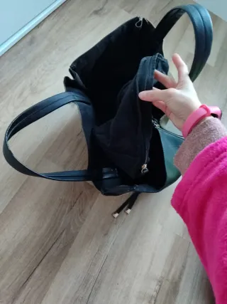 Bolso grande Bershka negro y verde militar