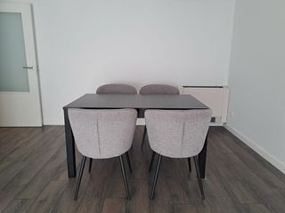 Mesa de comedor y 4 sillas
