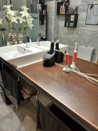 Encimera con lavabo, toallero ,muebles y mampara