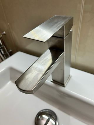 Encimera con lavabo, toallero ,muebles y mampara