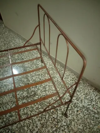 Cama antigua de hierro forjado
