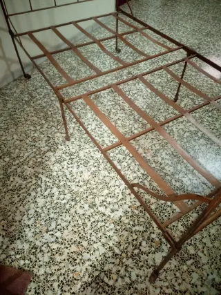 Cama antigua de hierro forjado