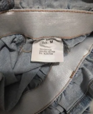 Falda vaquera corta con cinturón