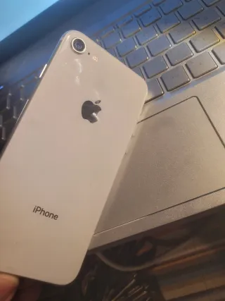 iPhone 8 Blanco (para piezas) No enciende.