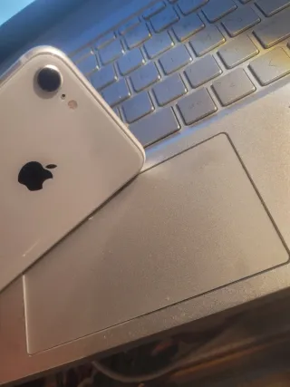 iPhone 8 Blanco (para piezas) No enciende.