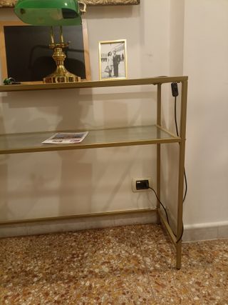 Tavolo con piano in vetro e bordo oro